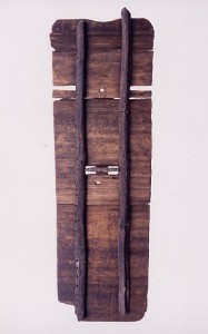 写真：木製の盾