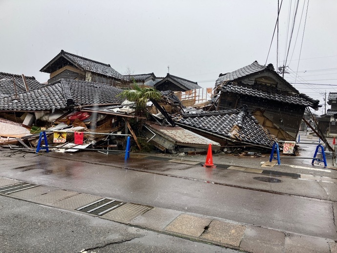 写真：能登半島地震被災地で倒壊した家屋の様子