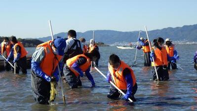 写真：湖底ごみ1