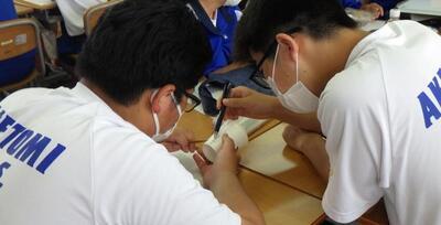 写真：学ぶ子どもたち1