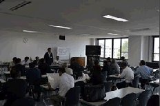 写真：会議室での意見交換1