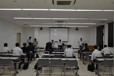 写真：会議室での意見交換2