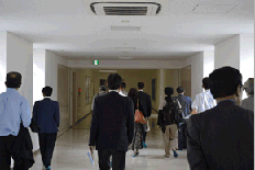 写真：施設内の視察2