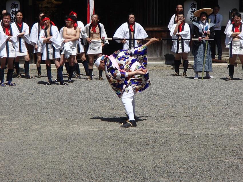 写真：小津神社の長刀振り