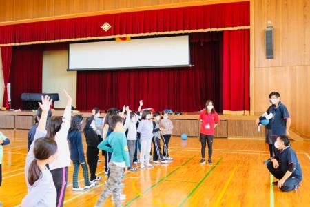 写真：ゴールボールの体験会の様子1