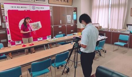 写真：校内放送の様子1