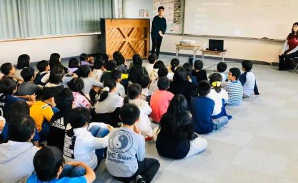 写真：小津小学校のトルコ紹介の様子