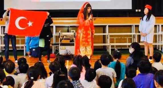 写真：守山小学校のトルコ紹介の様子