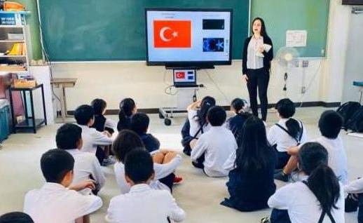 写真：中洲小学校のトルコ紹介の様子