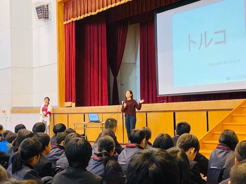 写真：明富中学校のトルコ紹介の様子