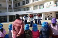 写真：獅子舞を見学する園児