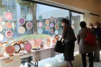 写真：展示発表の作品を観賞する市民