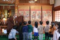 写真：地獄絵図を観賞する園児