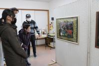 写真：細密な切り絵作品を鑑賞する町民