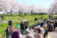 写真：河川でイベントを楽しむ参加者