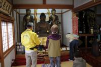写真：日本遺産の慈眼寺をお参りする参加者