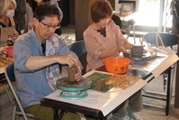 陶芸に挑戦する参加者の写真