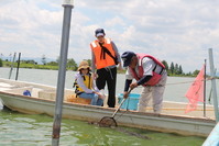 赤野井湾で漁を体験する参加者の写真