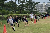 ランニングに挑戦する子どもたちの写真