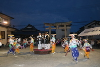 境内で奉納された鼓踊りの写真