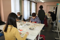 タツノオトシゴの押絵を作る受講生の写真