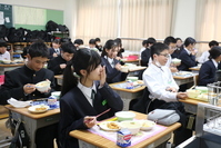 草津市の給食を味わう生徒の写真