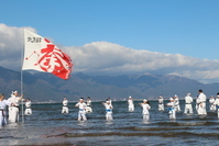 琵琶湖に入って稽古をする参加者の写真