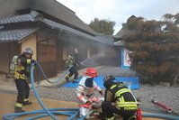 文化財の建物を守る防火訓練の写真