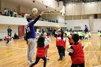 大学生とスポーツを楽しむ参加者の写真