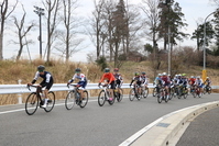 自転車で特設コースを走り抜ける選手の写真