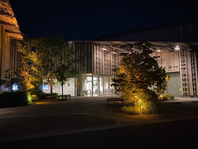 写真:図書館ライトアップ