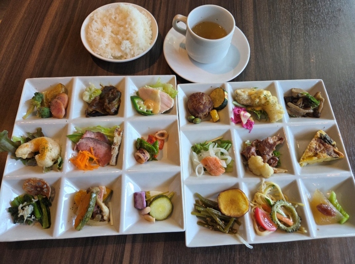 つるのおもてなし18種おかずたっぷりランチプレート