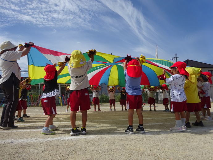 園庭で運動遊び