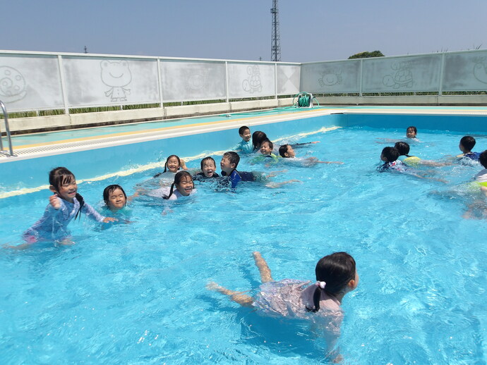 プールで水遊び