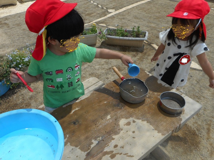 ぼくが水を入れてあげるよ
