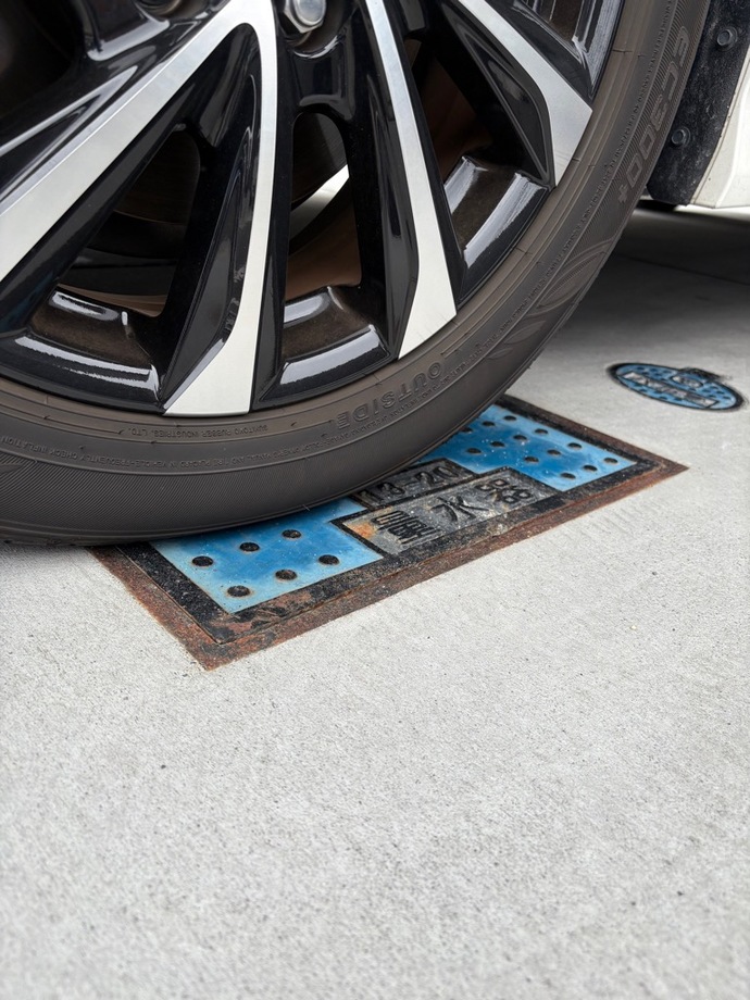 メーターボックスの上に車のタイヤが乗っている写真