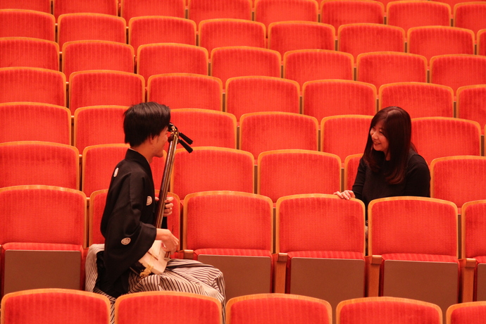 写真:大ホールの客席で語り合う宮本さんと多田さん