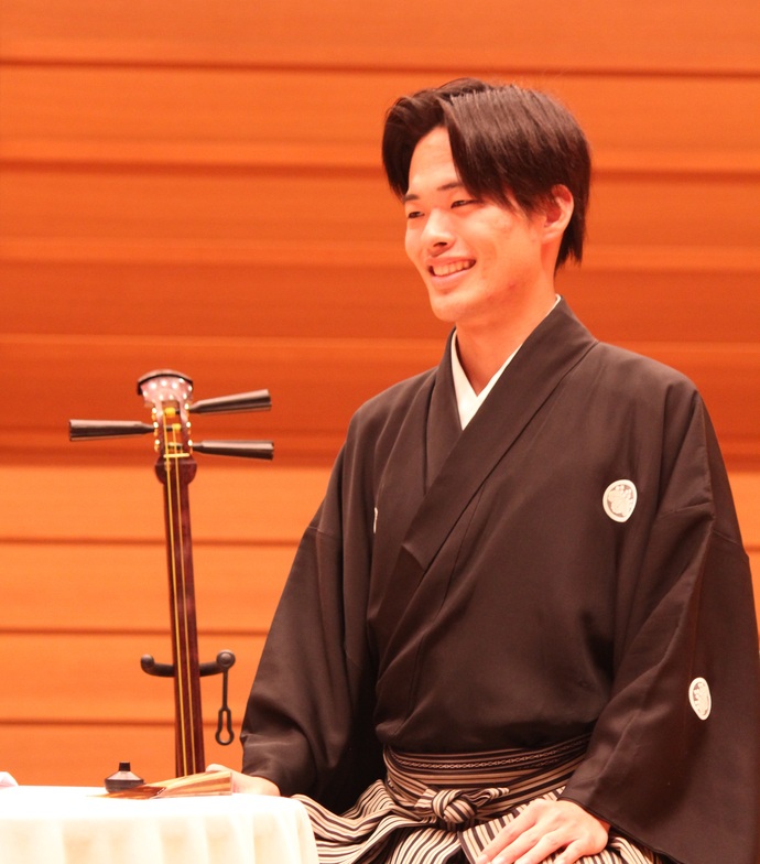 写真:和装で対談にのぞむ多田さん