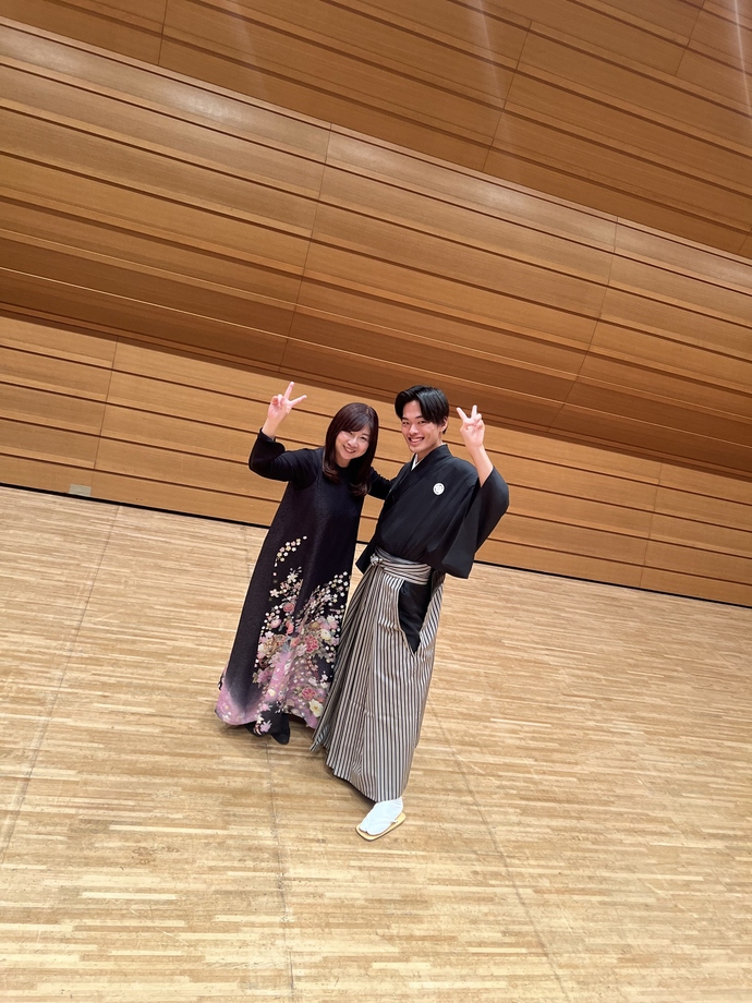 写真:対談終了後のステージでツーショット